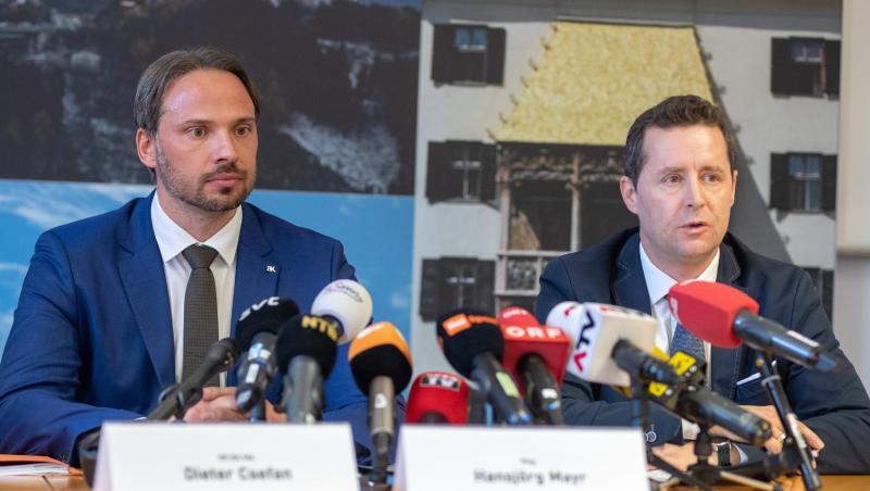 Ermittler sprechen bei einer Pressekonferenz über die Doping-Razzia mit sieben Festnahmen in Seefeld. Ermittler sprechen bei einer Pressekonferenz über die Doping-Razzia mit sieben Festnahmen in Seefeld.