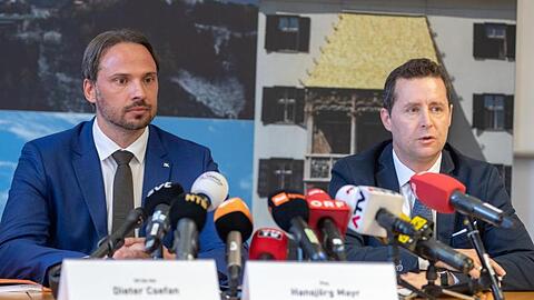 Ermittler sprechen bei einer Pressekonferenz über die Doping-Razzia mit sieben Festnahmen in Seefeld.