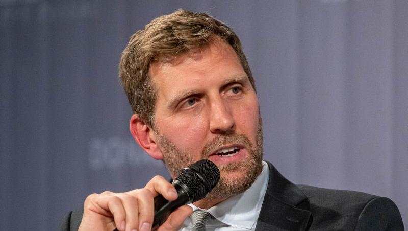 Dirk Nowitzki, Basketballstar, spricht.