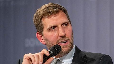 Dirk Nowitzki, Basketballstar, spricht.