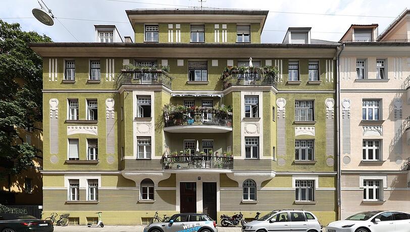 Sehenswert: die halbrunden und von Erkern eingefassten Balkone an diesem moosgrünen Jugendstilbau an der Bauerstraße 40. Sehenswert: die halbrunden und von Erkern eingefassten Balkone an diesem moosgrünen Jugendstilbau an der Bauerstraße 40.