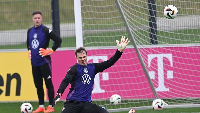 Die Nationaltorhüter Marc-André ter Stegen (l) und Manuel Neuer beim Torwarttraining auf dem Platz.