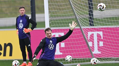 Die Nationaltorhüter Marc-André ter Stegen (l) und Manuel Neuer beim Torwarttraining auf dem Platz.