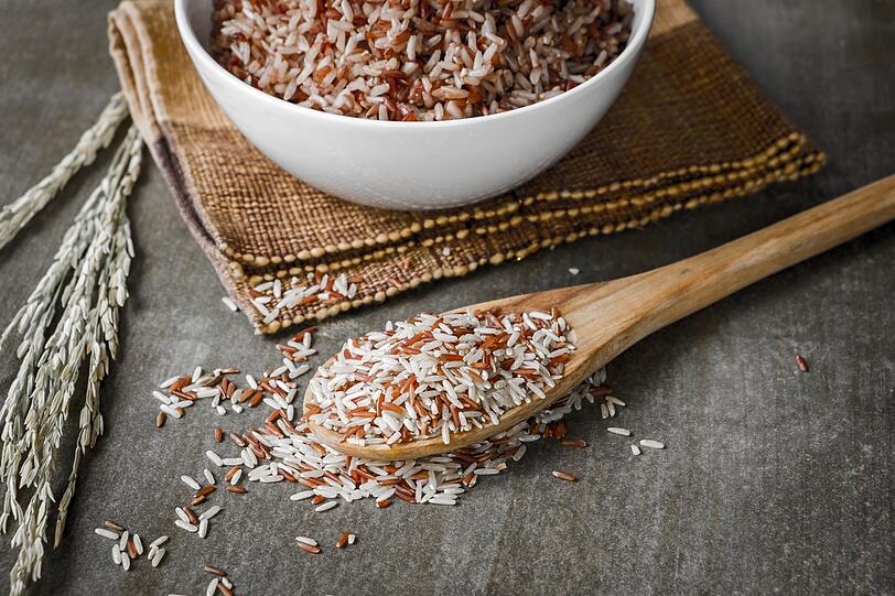Besser ist es also, auf ungeschliffenen und nicht polierten Vollkornreis zur&uuml;ckzugreifen. Verglichen mit dem wei&szlig;en Reis enth&auml;lt er mehr Vitamine, Mineral- und Ballaststoffe.