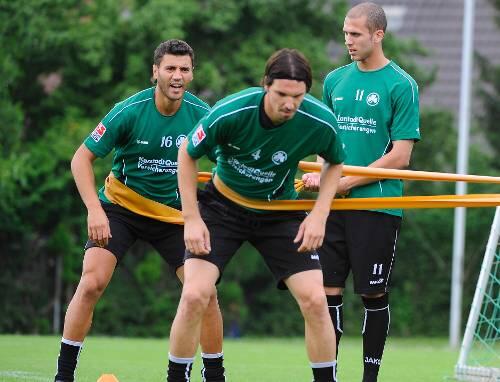 Die Zügel werden angezogen bei Greuther Fürth: Youssef Mokhtari, Marino Biliskov und Dani Schahin (von rechts).