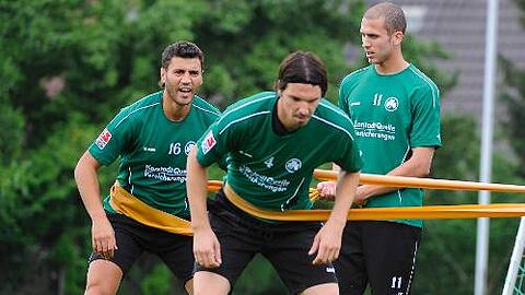 Die Zügel werden angezogen bei Greuther Fürth: Youssef Mokhtari, Marino Biliskov und Dani Schahin (von rechts).