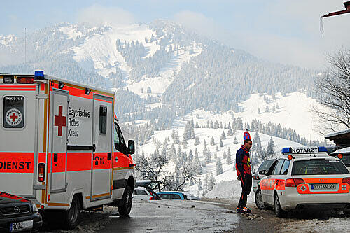 Ihre drei Begleiter versuchten die 31-Jährige wiederzubeleben, schließlich mussten sie die Frau im Schnee liegen lassen und sich selbst in Sicherheit bringen.