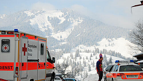 Ihre drei Begleiter versuchten die 31-Jährige wiederzubeleben, schließlich mussten sie die Frau im Schnee liegen lassen und sich selbst in Sicherheit bringen.