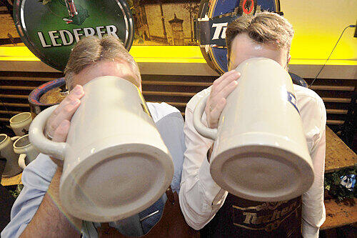 Michael Frieser (CSU, rechts) und Martin Burkert (SPD) beim Bier-Test.