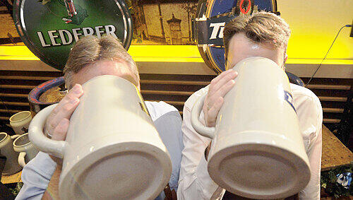 Michael Frieser (CSU, rechts) und Martin Burkert (SPD) beim Bier-Test.