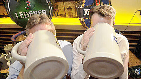 Michael Frieser (CSU, rechts) und Martin Burkert (SPD) beim Bier-Test.