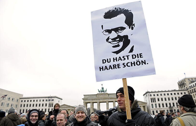 Guttenberg Befürworter und Gegner haben sich am Brandenburger Tor versammelt.