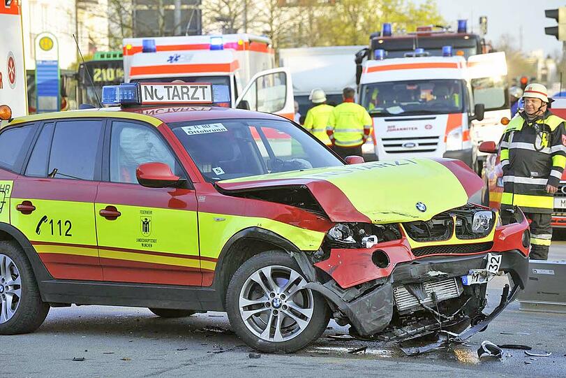 Front völlig zerdeppert: Ein Notarztwagen ist in Ottobrunn in einen Unfall verwickelt worden.