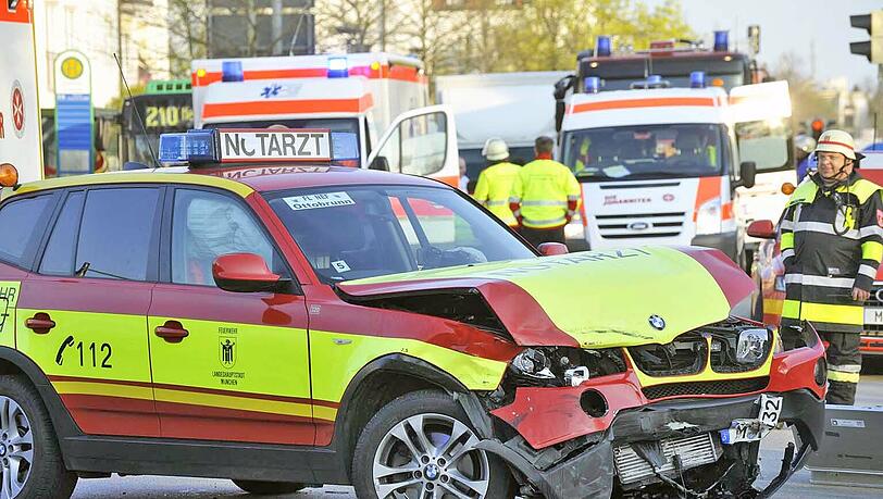 Front völlig zerdeppert: Ein Notarztwagen ist in Ottobrunn in einen Unfall verwickelt worden. Front völlig zerdeppert: Ein Notarztwagen ist in Ottobrunn in einen Unfall verwickelt worden.