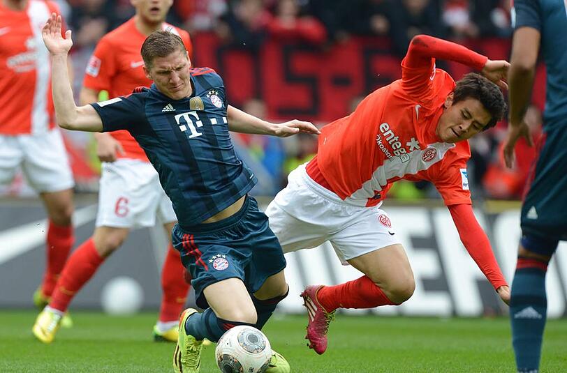 Bastian Schweinsteiger: Note 2.Hätten Dortmund und Schalke nicht gewonnen, wäre er der Meistermacher gewesen &ndash; wie 2013 in Frankfurt. Starker Kopfball zum 1:0. Echter Härtetest, lieferte sich einige Mittelfeldscharmützel.