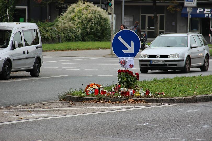 Familie und Freunde haben Blumen und Kerzen für die verstorbene 25-Jährige an der Nymphenburger Straße abgelegt.