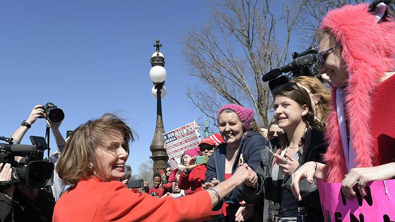 Nancy Pelosi, Vorsitzende der demokratischen Fraktion, begrüßt Demonstrationsteilnehmerinnen.
