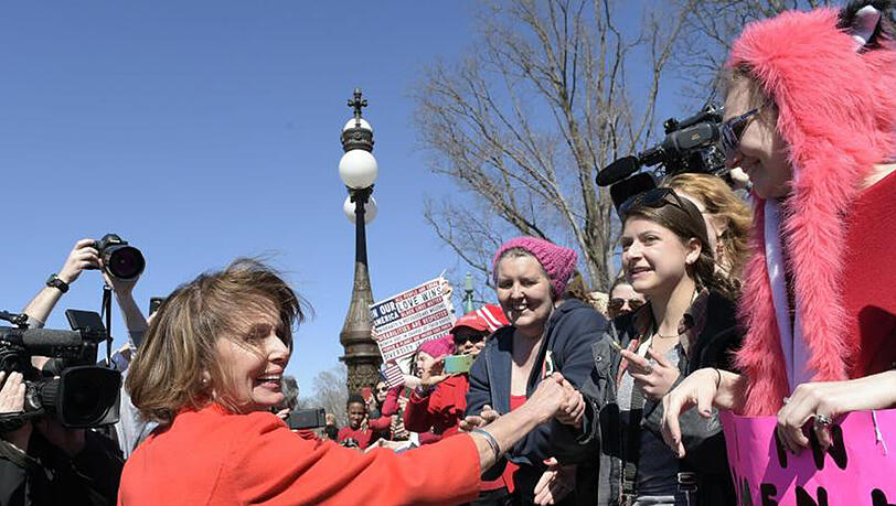 Nancy Pelosi, Vorsitzende der demokratischen Fraktion, begrüßt Demonstrationsteilnehmerinnen. Nancy Pelosi, Vorsitzende der demokratischen Fraktion, begrüßt Demonstrationsteilnehmerinnen.