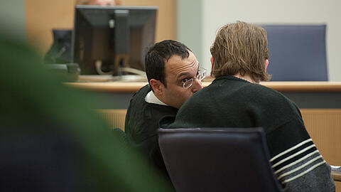 Der Angeklagte beim Prozess 2011 mit seinem damaligen Verteidiger Adam Ahmed (l.).