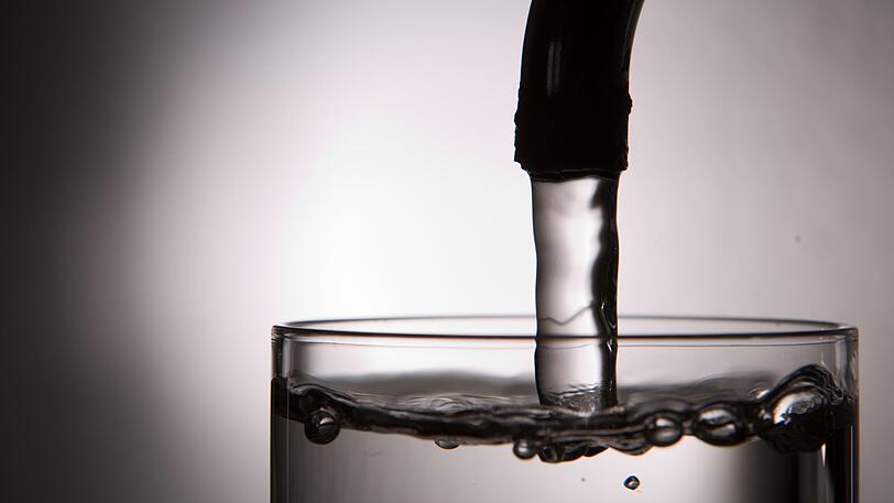 Einfach den Hahn aufdrehen &ndash; und das Wasser plätschert heraus. Damit das geht, muss im Vorfeld viel geregelt sein.