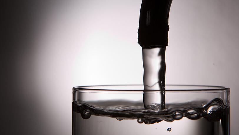 Einfach den Hahn aufdrehen – und das Wasser plätschert heraus. Damit das geht, muss im Vorfeld viel geregelt sein. Einfach den Hahn aufdrehen – und das Wasser plätschert heraus. Damit das geht, muss im Vorfeld viel geregelt sein.