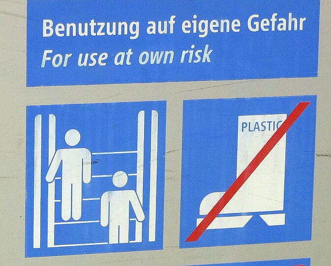 Immerhin, an der Treppe steht ja "Benutzung auf eigene Gefahr".