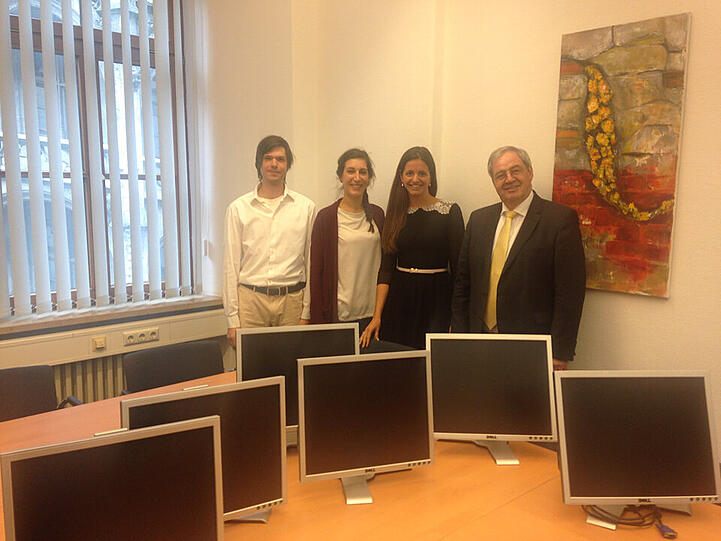 V.l.: Christian Hrdina, Amelie Kanellopoulos, Stadträtin Kristina Frank und Fraktionsvorsitzender, Stadtrat Hans Podiuk mit den gespendeten Monitoren.