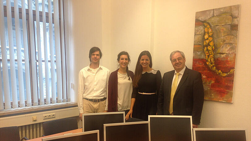 V.l.: Christian Hrdina, Amelie Kanellopoulos, Stadträtin Kristina Frank und Fraktionsvorsitzender, Stadtrat Hans Podiuk mit den gespendeten Monitoren.