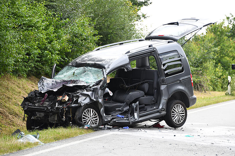 Der Fahrer des VW wurde bei dem Unfall schwerverletzt.