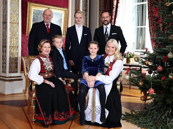 Königin Sonja, König Harald, Prinz Sverre Magnus, Marius Borg Hoiby, Prinzessin Ingrid Alexandra, Kronprinz Haakon and Kronprinzessin Mette-Marit (l-r) im Königspalast 2013.
