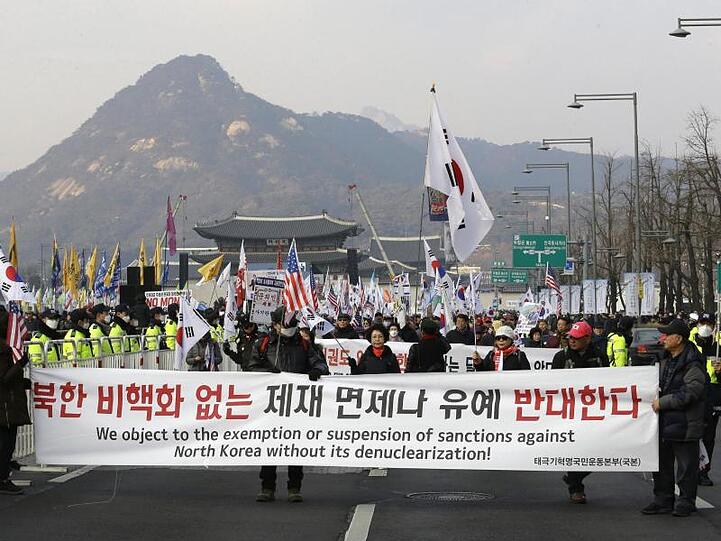 Demonstranten marschieren während einer Kundgebung zur Unterstützung der US-Politik in Seoul.