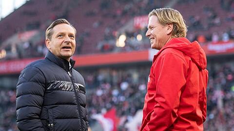 Sportchef Horst Heldt (l) vertraut Trainer Markus Gisdol.