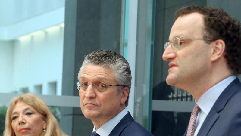 Lisa Federle, Lothar H. Wieler und Jens Spahn beantworten Fragen von Journalisten zur Corona-Lage.