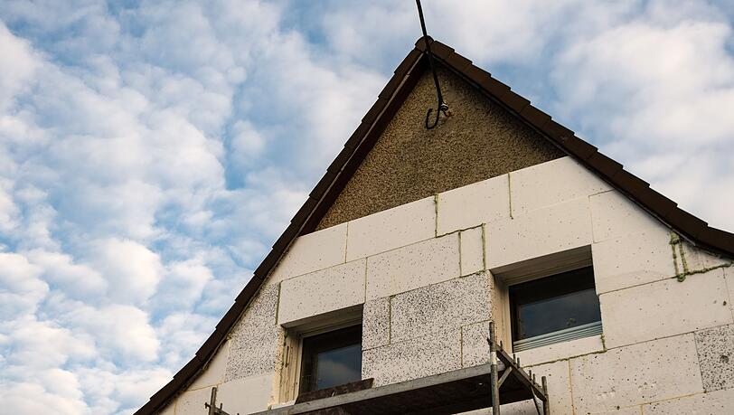 Ein Haus aus den 1930er-Jahren wird in Berlin mit Styroporplatten auf der Außenwand gedämmt.