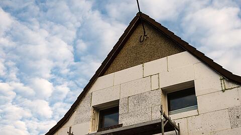 Ein Haus aus den 1930er-Jahren wird in Berlin mit Styroporplatten auf der Au&szlig;enwand ged&auml;mmt.