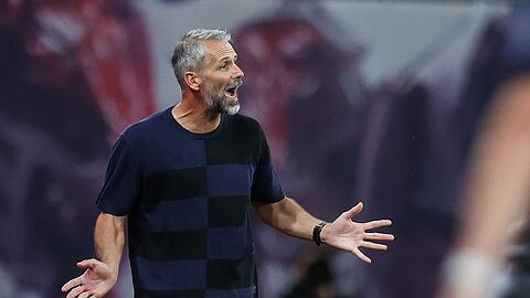 Leipzigs Trainer Marco Rose ärgert sich über die langen Wartezeiten beim Videobeweis.