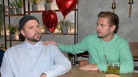 "GZSZ": Philip (Jörn Schlönvoigt, r.) merkt, dass John (Felix von Jascheroff) mit dem Valentinstag nichts anfangen kann.