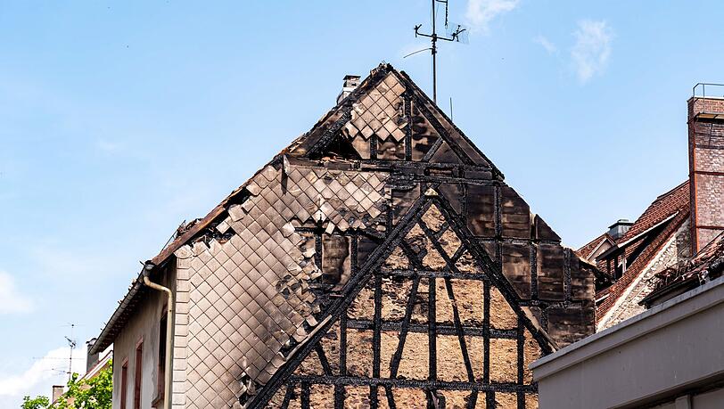 Nach dem Großbrand in der Innenstadt von Villingen sind die Häuser zunächst nicht mehr bewohnbar, zwei der sechs Gebäude sind zum Teil eingestürzt.