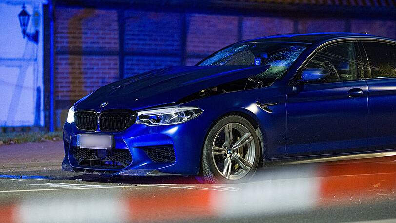 Ein Auto fuhr in eine Menschenmenge, mehrere Verletzte mussten ins Krankenhaus.