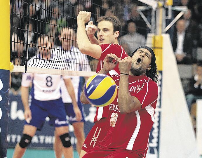 Für den Sport UND die Show: Hachings Brasilianer Leo dos Santos (rechts) machte eines seiner besten Spiele und bekam vom Trainer ein Sonderlob.Foto: Rauchensteiner/Augenklick