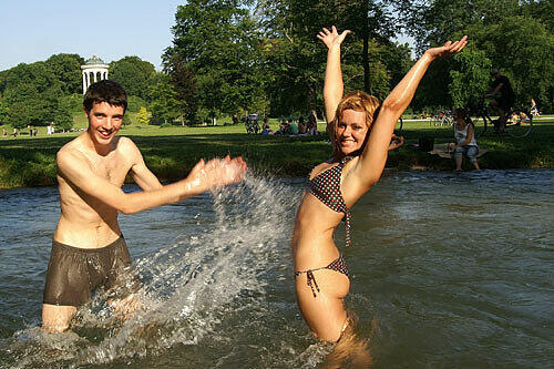 Schwimmen im Eisbach: Wo geht das denn bitte sonst? Nach der Uni ein paar Meter durch den Englischen Garten und dann - wie diese beiden Wasserratten - ins kühle Nass springen.