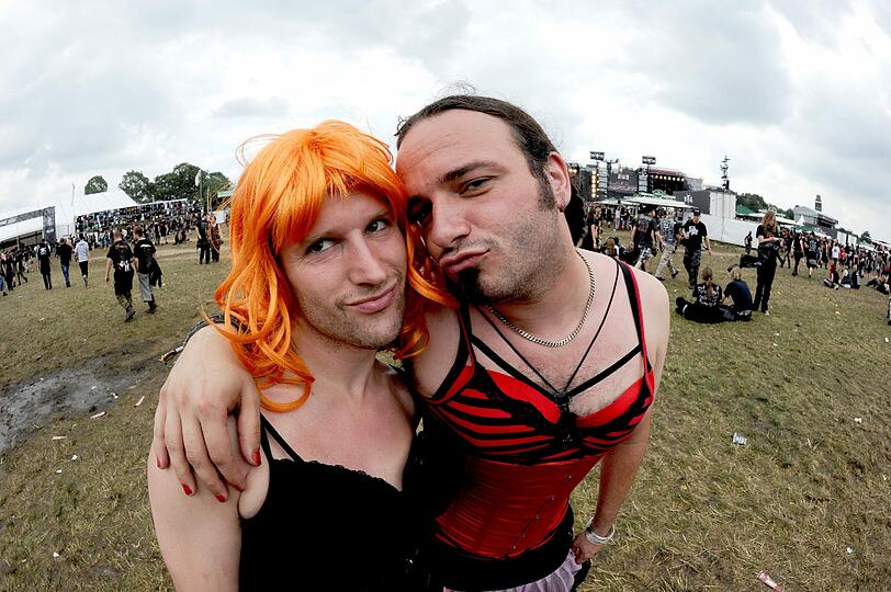 Wet T-Shirts, wilde Rocker, schräge Outfits: So verrückt war das Wacken-Festival 2011. wir zeigen die besten Bilder. EInfach weiterklicken!