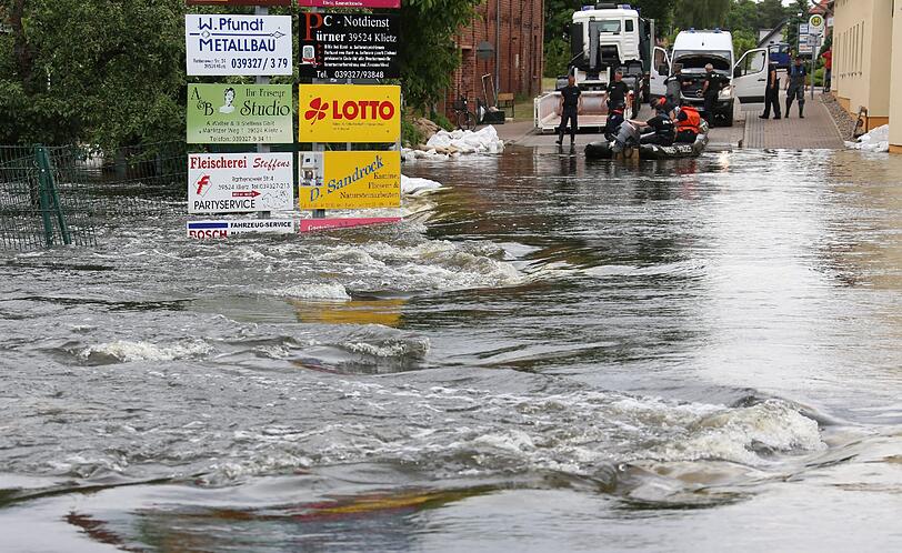 Überschwemmte Straßen in Klietz: Aktuelle Hochwasser-Bilder aus Sachsen-Anhalt