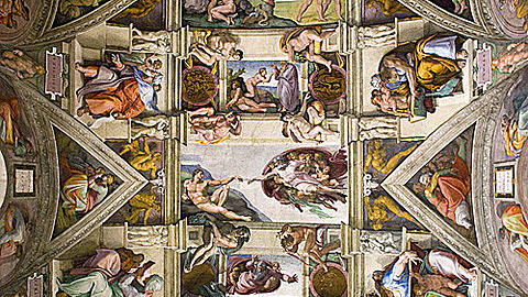 Michelangelos berühmtes Deckengemälde in der Sixtinischen Kapelle.