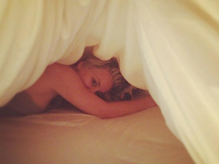 Erwischt: Kaley Cuoco versteckt sich mit ihrem Hund unter der Bettdecke