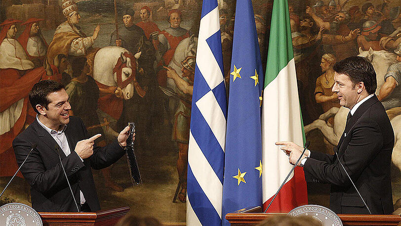 Der griechische Ministerpräsident Alexis Tsipras (l.) bei seinem Besuch in Rom mit dem italienischen Staatschef Matteo Renzi. Der griechische Ministerpräsident Alexis Tsipras (l.) bei seinem Besuch in Rom mit dem italienischen Staatschef Matteo Renzi.