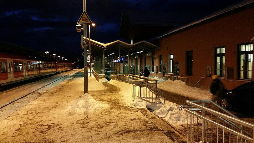 Eisiger Streik: Bei zweistelligen Minusgraden trafen sich heute Morgen Mitarbeiter der BOB in Holzkirchen am Bahnhof.