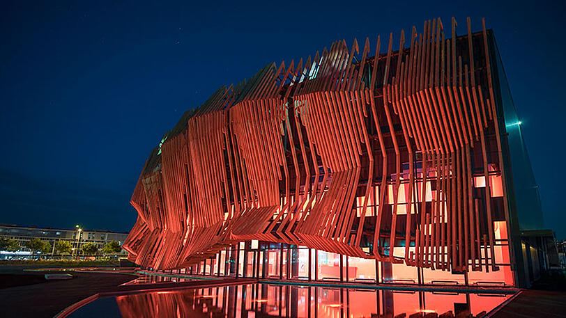 Der Show-Palast in Fröttmaning in abendlicher Festbeleuchtung.
