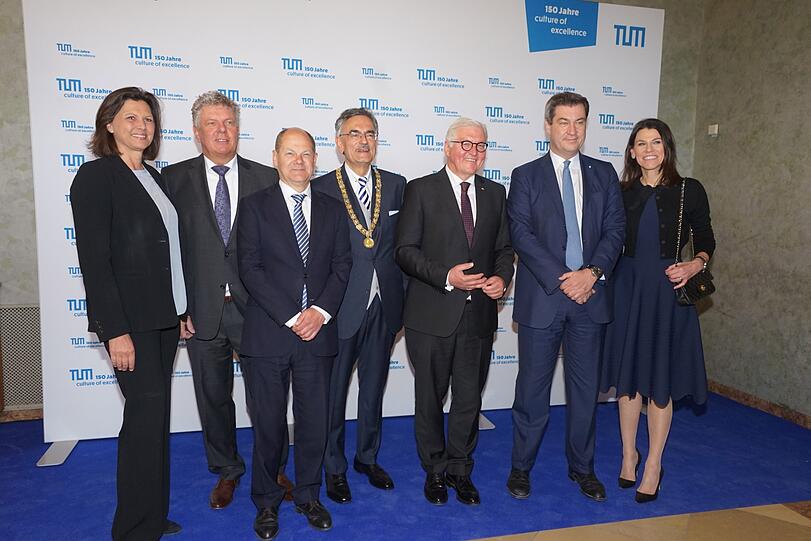 Ilse Aigner (l-r, CSU), Bayerische Staatsministerin für Wohnen, Bau und Verkehr, Dieter Reiter (SPD), Oberbürgermeister von München, Bundesfinanzminister Olaf Scholz (SPD), Wolfgang Herrmann, Präsident der TU München, Bundespräsident Frank-Walter Steinmeier, Markus Söder (CSU), Ministerpräsident von Bayern und Marion Kiechle, Bayerische Staatsministerin für Wissenschaft gratulierten der TU.