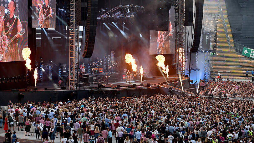 Volle Hütte im Olympiastadion: Andreas Gabalier rockte am Samstagabend in München vor 72.000 Zuschauern. Klicken Sie sich durch die Konzert-Bilder.